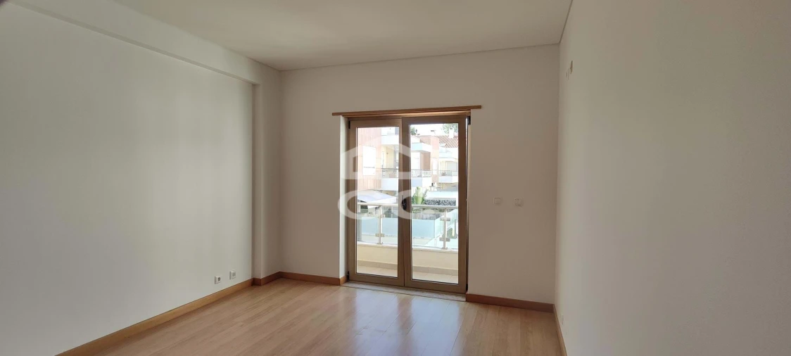 Apartamento T3 para Venda em Charneca de Caparica e Sobreda Foto 32