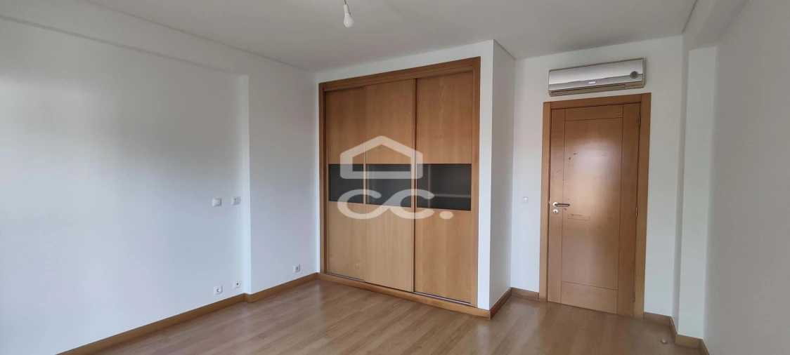Apartamento T3 para Venda em Charneca de Caparica e Sobreda Foto 22
