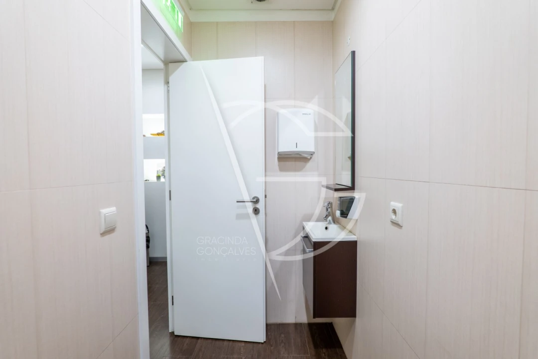 Loja para Venda em Santa Marinha e São Pedro da Afurada Foto 15