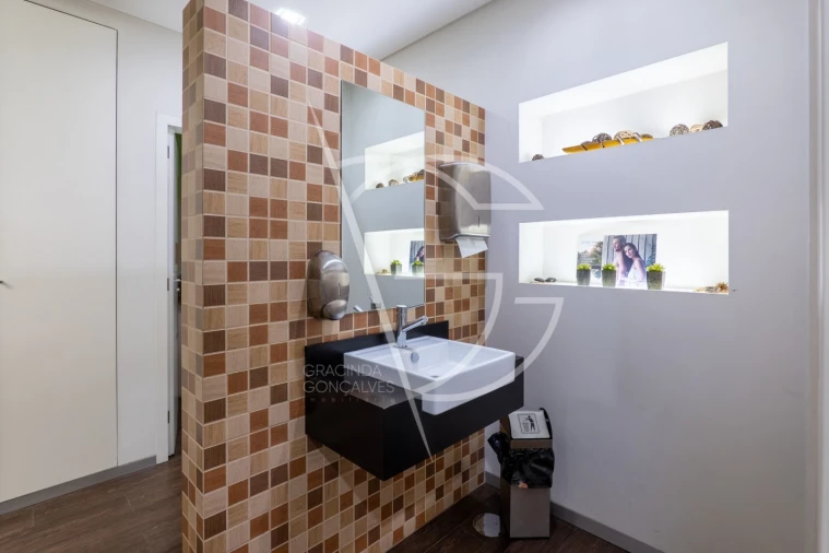 Loja para Venda em Santa Marinha e São Pedro da Afurada Foto 16