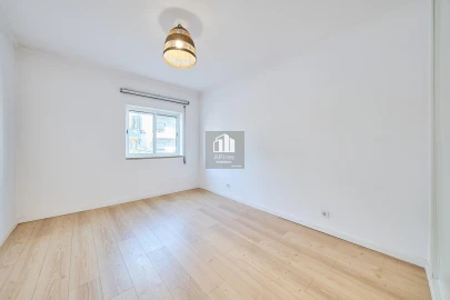 Apartamento T2 para Venda em Charneca de Caparica e Sobreda