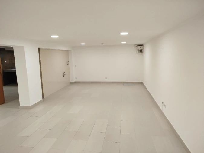 Loja para Arrendamento em São Domingos de Rana Foto 5