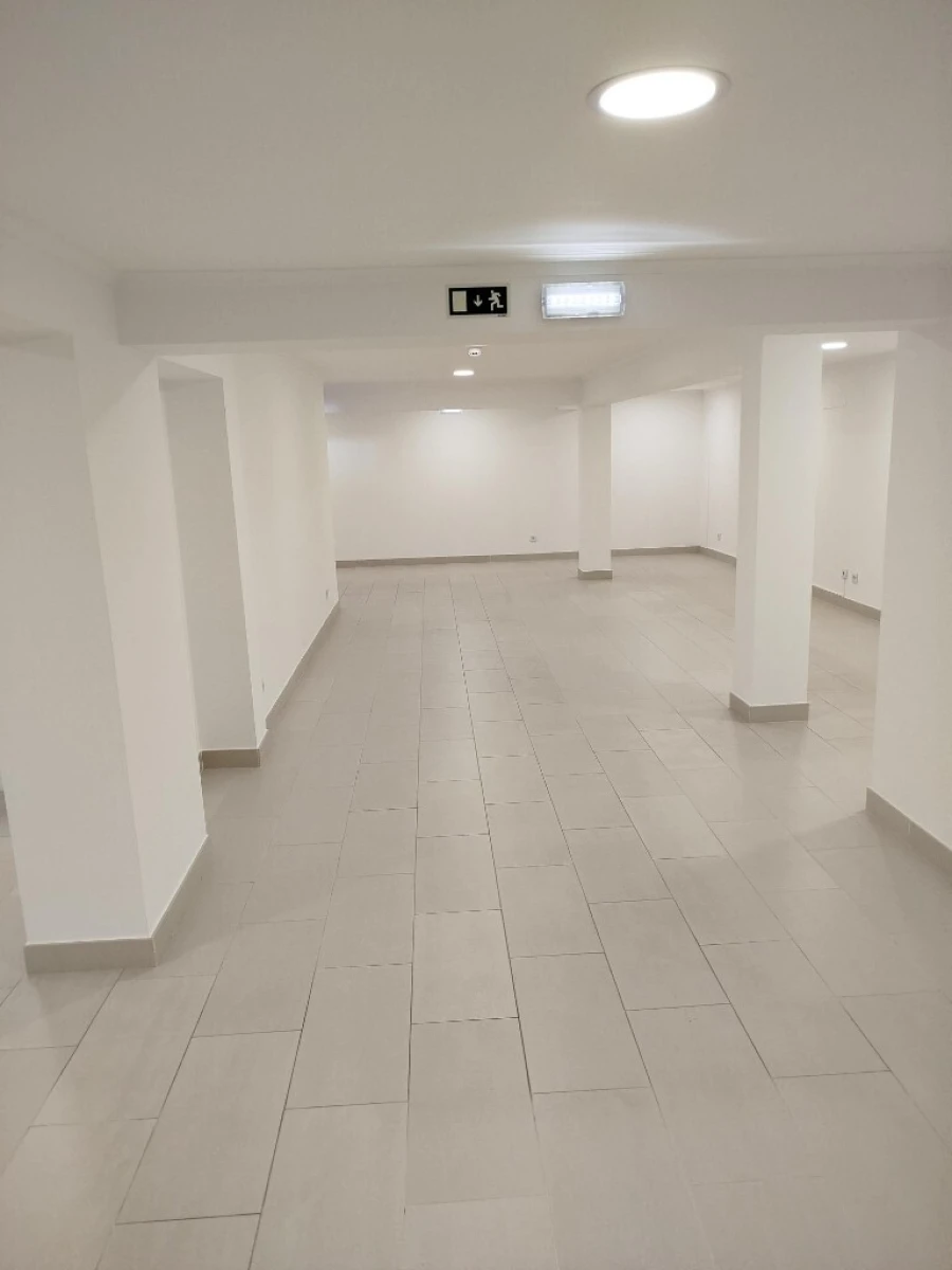 Loja para Arrendamento em São Domingos de Rana Foto 4