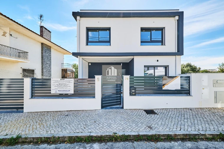 Moradia T4 para Venda em Laranjeiro e Feijó Foto 3