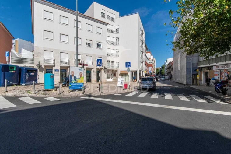 Loja para Arrendamento em Almada, Cova da Piedade, Pragal e Cacilhas Foto 11