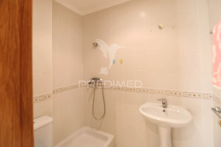 Apartamento T3 para Venda em Quelfes Foto 12