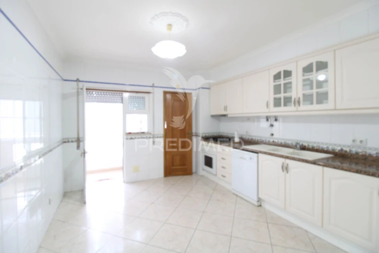 Apartamento T3 para Venda em Quelfes Foto 4