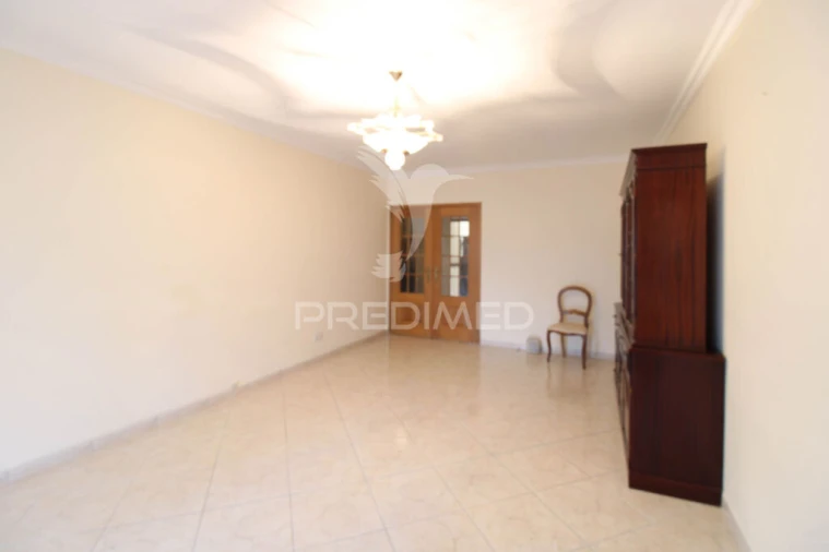 Apartamento T3 para Venda em Quelfes Foto 6