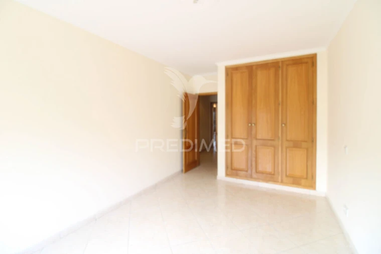 Apartamento T3 para Venda em Quelfes Foto 10