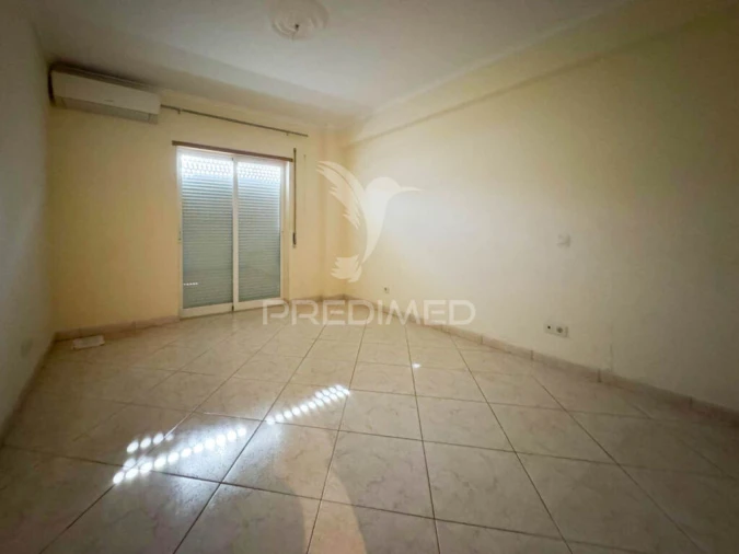 Apartamento T3 para Venda em Quelfes Foto 15