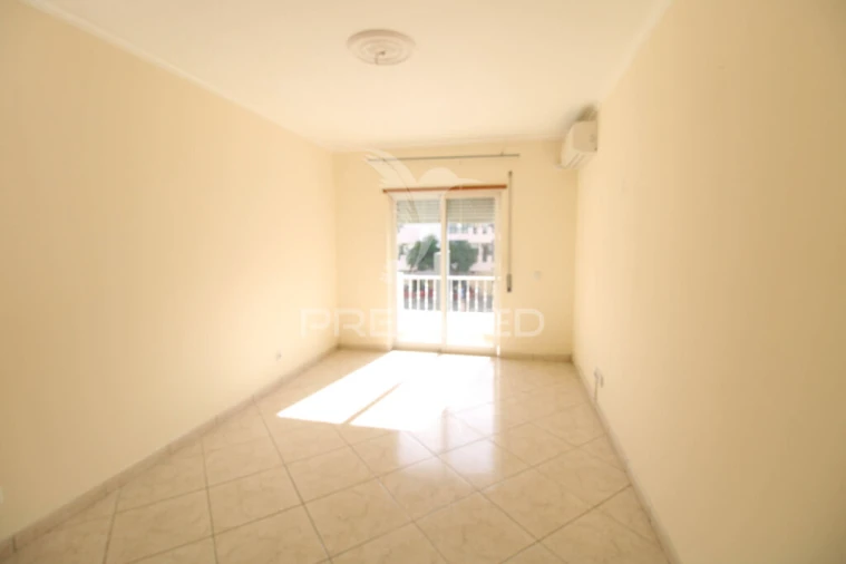 Apartamento T3 para Venda em Quelfes Foto 13