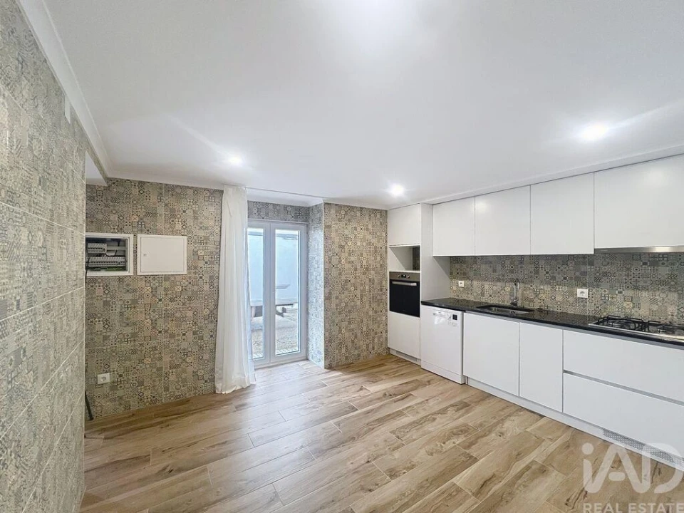 Moradia T3 para Arrendamento em Encarnação Foto 1