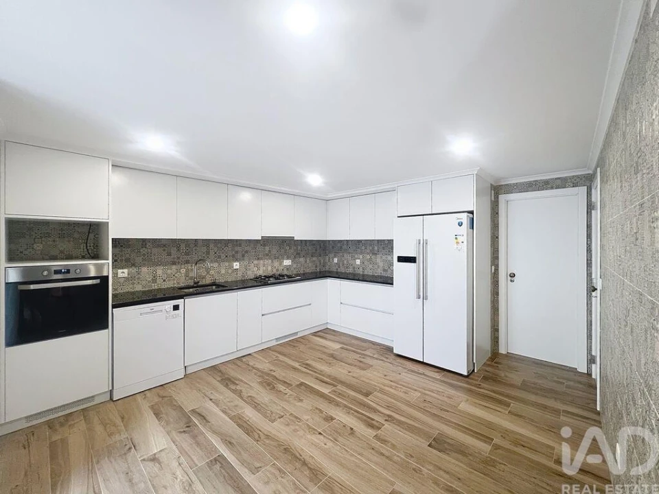 Moradia T3 para Arrendamento em Encarnação Foto 2