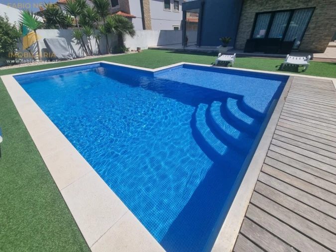 Moradia T4 para Venda em Marinha das Ondas Foto 5