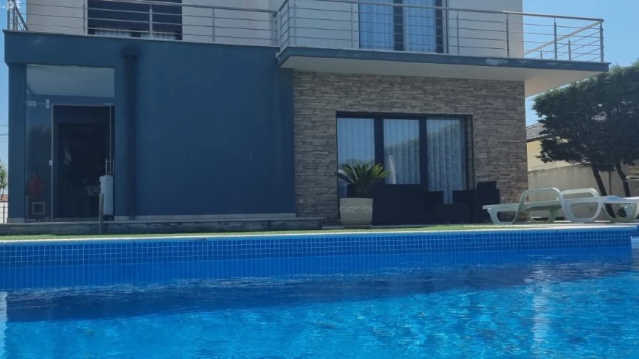 Moradia T4 para Venda em Marinha das Ondas