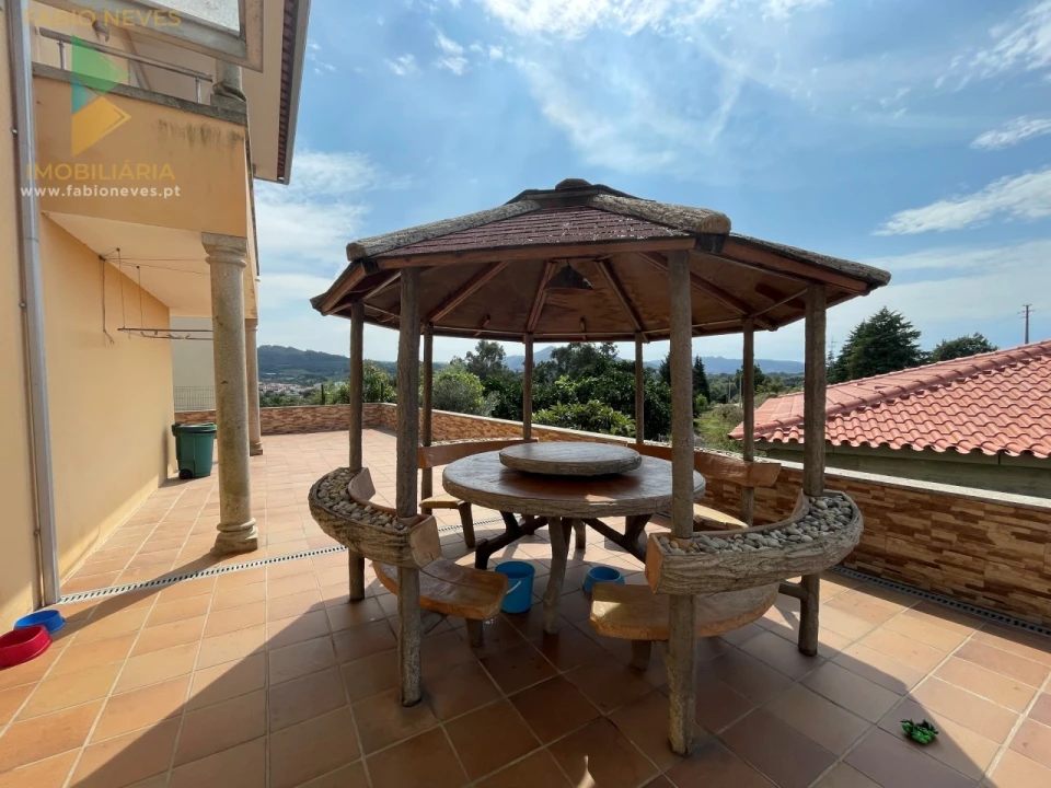 Moradia T4 para Venda em Arcozelo Foto 3