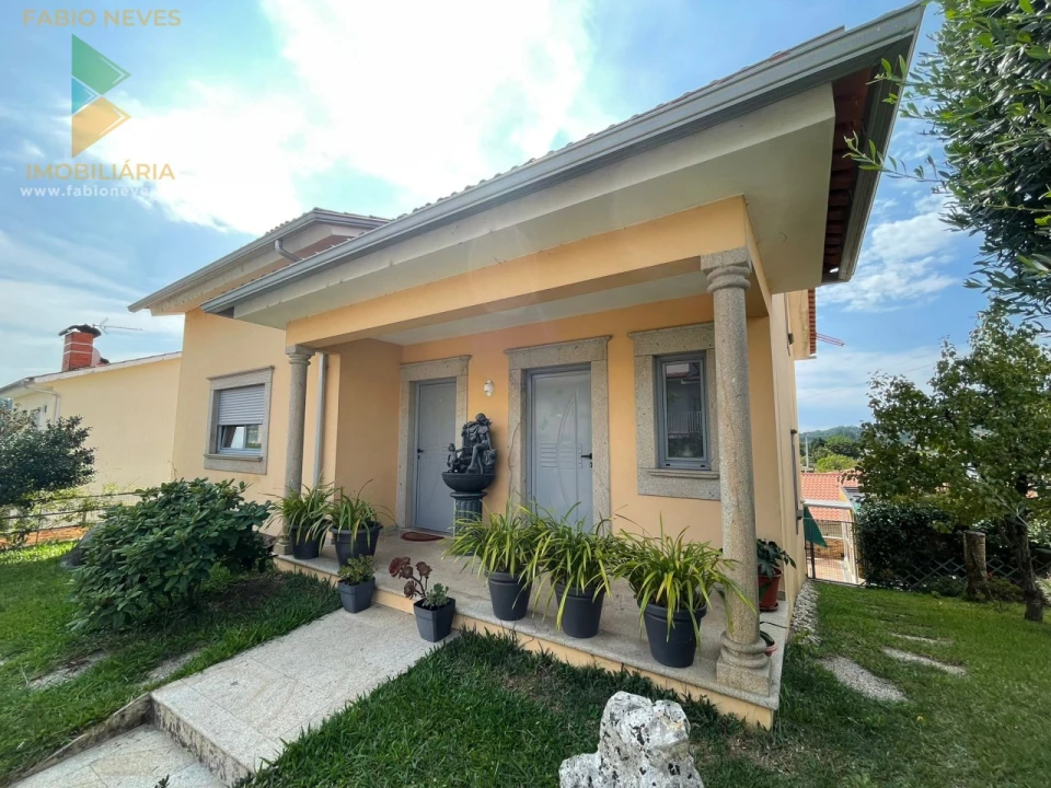 Moradia T4 para Venda em Arcozelo Foto 1