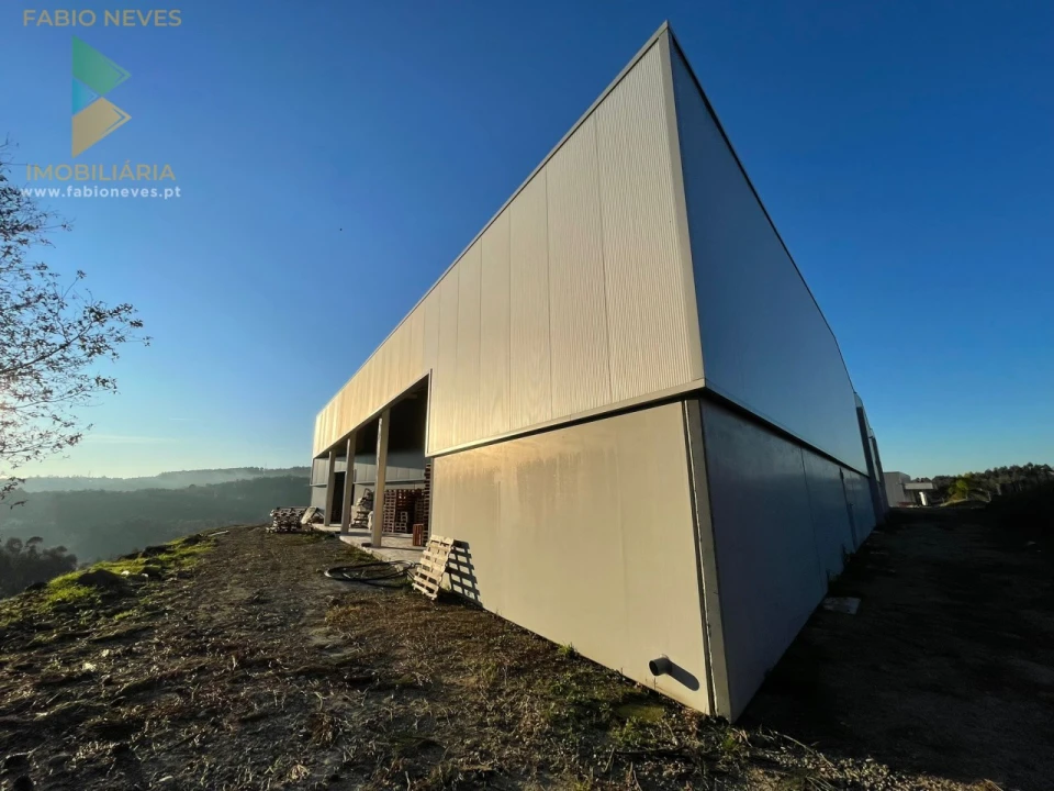 Armazém para Arrendamento em Fornelos e Queijada Foto 1