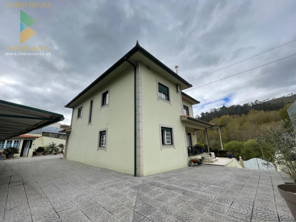 Moradia T4 para Venda em Rebordões (Santa Maria) Foto 9