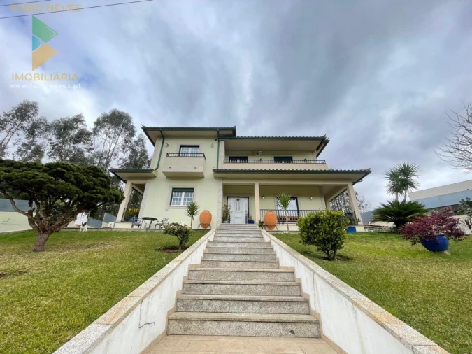 Moradia T4 para Venda em Rebordões (Santa Maria) Foto 1