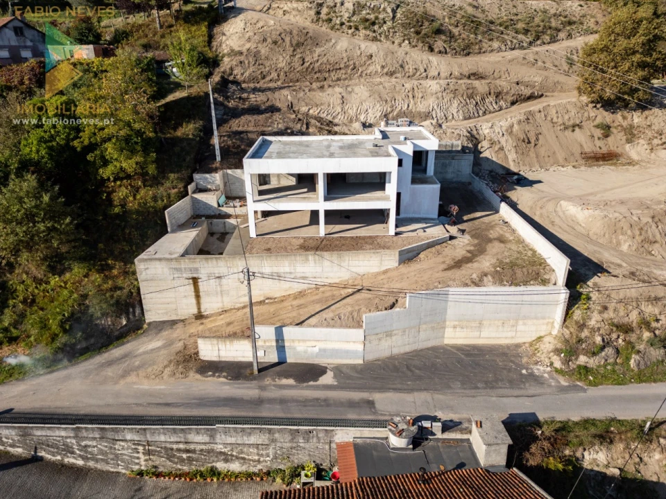 Moradia T4 para Venda em Gondufe Foto 1