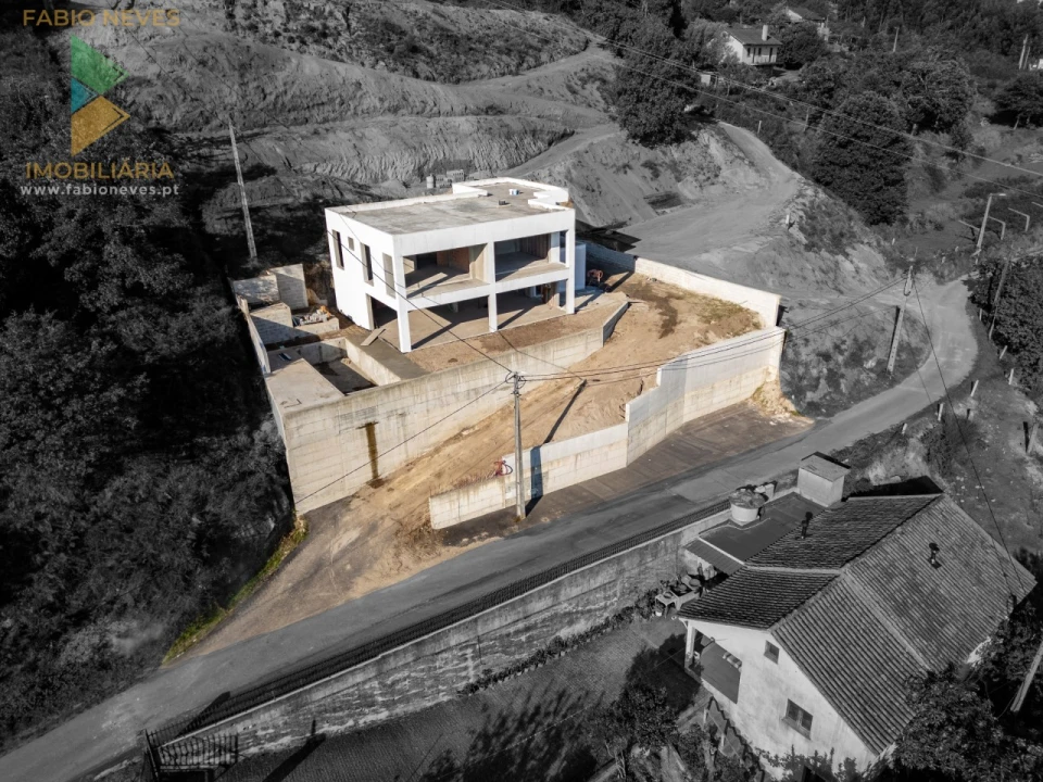 Moradia T4 para Venda em Gondufe Foto 23