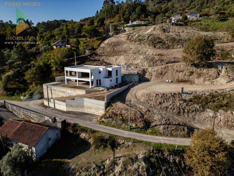 Moradia T4 para Venda em Gondufe Foto 24