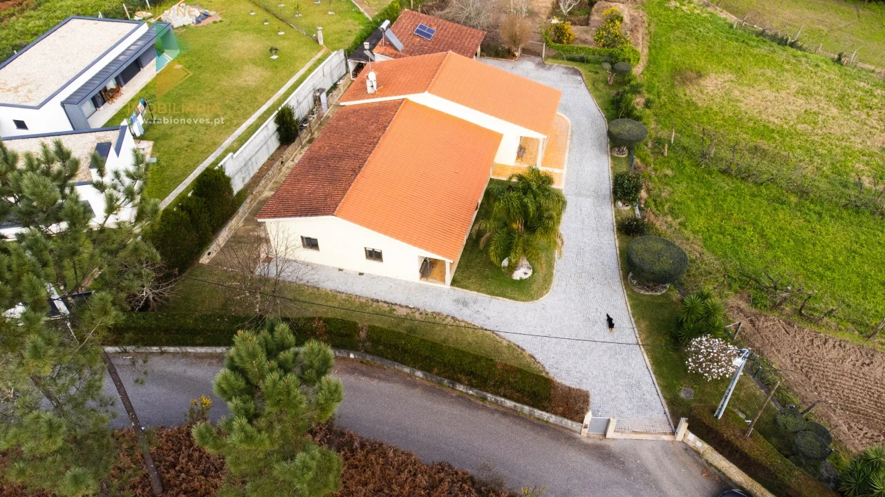 Moradia T4 para Venda em Calheiros Foto 10