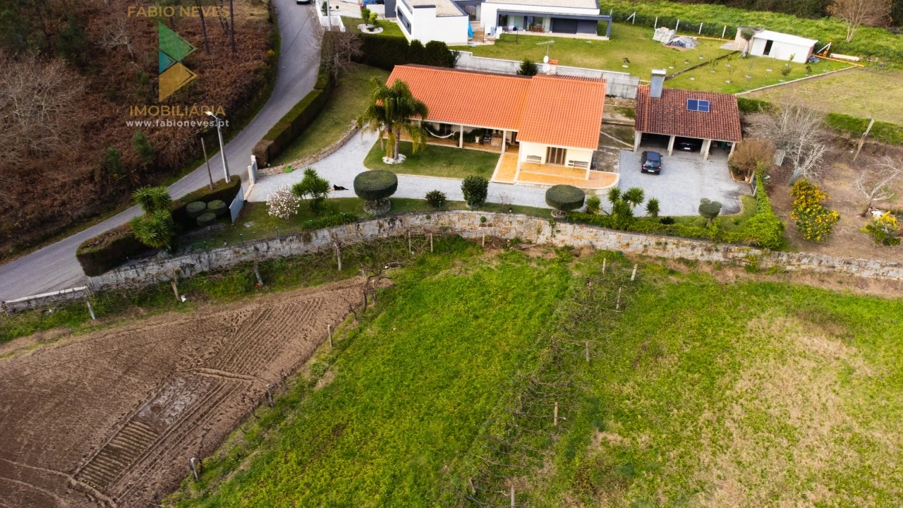 Moradia T4 para Venda em Calheiros Foto 12