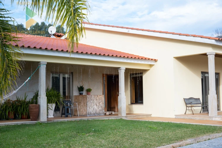 Moradia T4 para Venda em Calheiros Foto 2