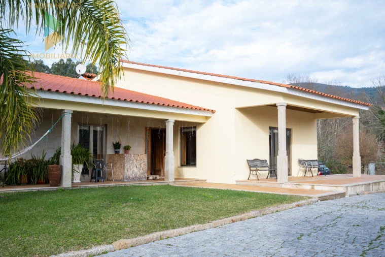 Moradia T4 para Venda em Calheiros Foto 3