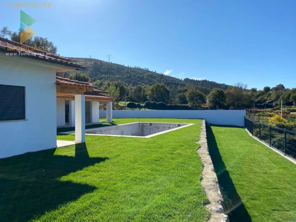 Moradia T4 para Venda em Britelo Foto 3