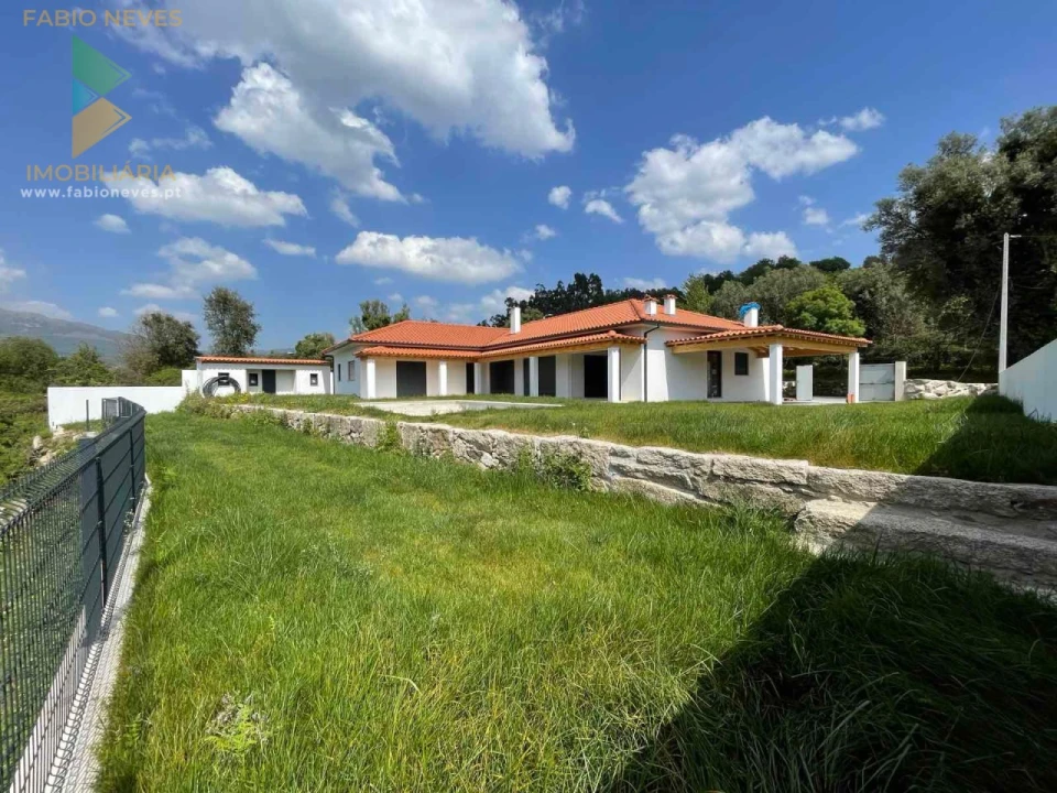 Moradia T4 para Venda em Britelo Foto 4