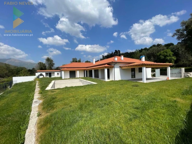 Moradia T4 para Venda em Britelo Foto 1