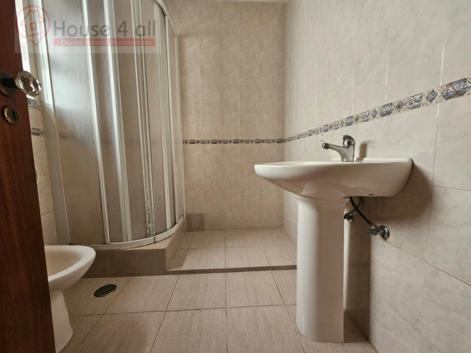 Moradia T3 para Venda em Salir de Matos Foto 12