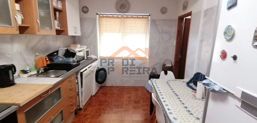 Quarto para Arrendamento em Ramada e Caneças