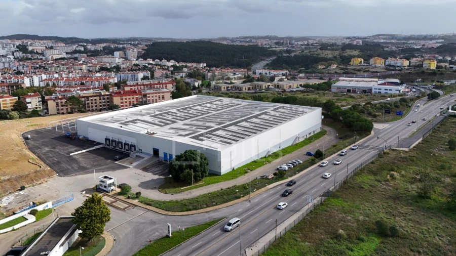 Armazém para Arrendamento em Rio de Mouro Foto 1