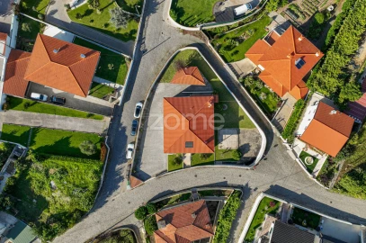Moradia T5 para Venda em Santo Tirso, Couto (Santa Cristina e São Miguel) e Burgães