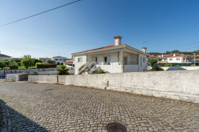 Moradia T5 para Venda em Santo Tirso, Couto (Santa Cristina e São Miguel) e Burgães