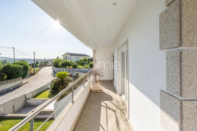 Moradia T5 para Venda em Santo Tirso, Couto (Santa Cristina e São Miguel) e Burgães