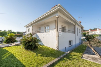 Moradia T5 para Venda em Santo Tirso, Couto (Santa Cristina e São Miguel) e Burgães