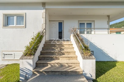 Moradia T5 para Venda em Santo Tirso, Couto (Santa Cristina e São Miguel) e Burgães