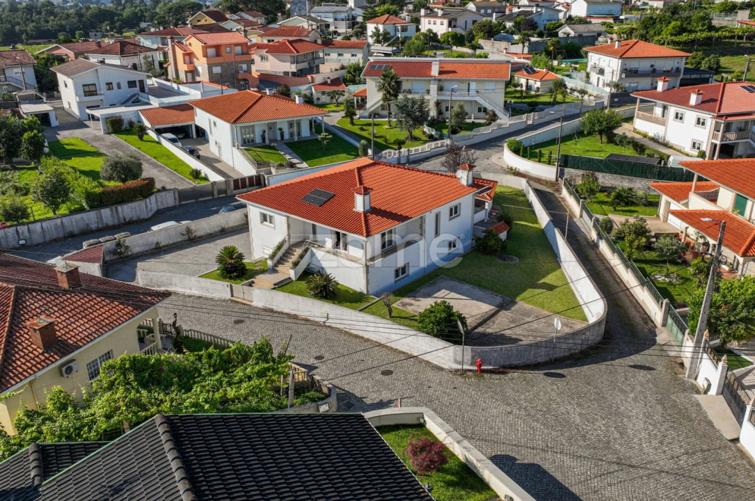 Moradia T5 para Venda em Santo Tirso, Couto (Santa Cristina e São Miguel) e Burgães Foto 2