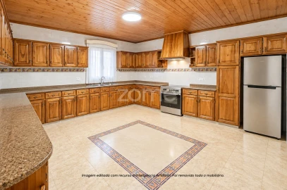 Moradia T4 para Venda em Rabo de Peixe
