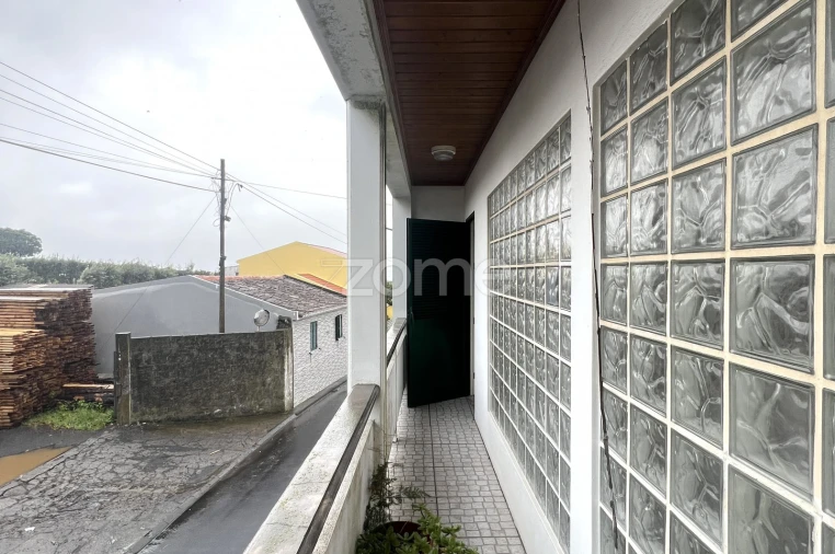 Moradia T4 para Venda em Rabo de Peixe Foto 2