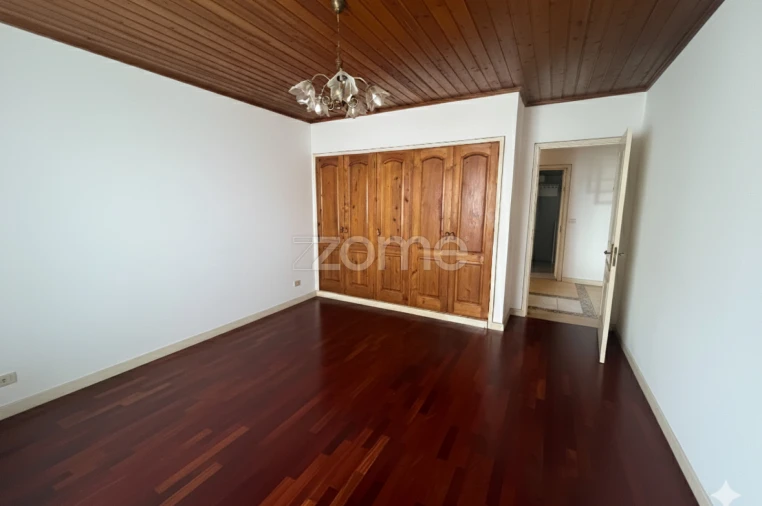 Moradia T4 para Venda em Rabo de Peixe Foto 9