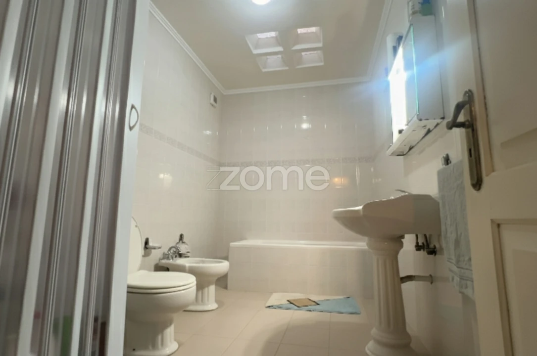 Moradia T4 para Venda em Rabo de Peixe Foto 14