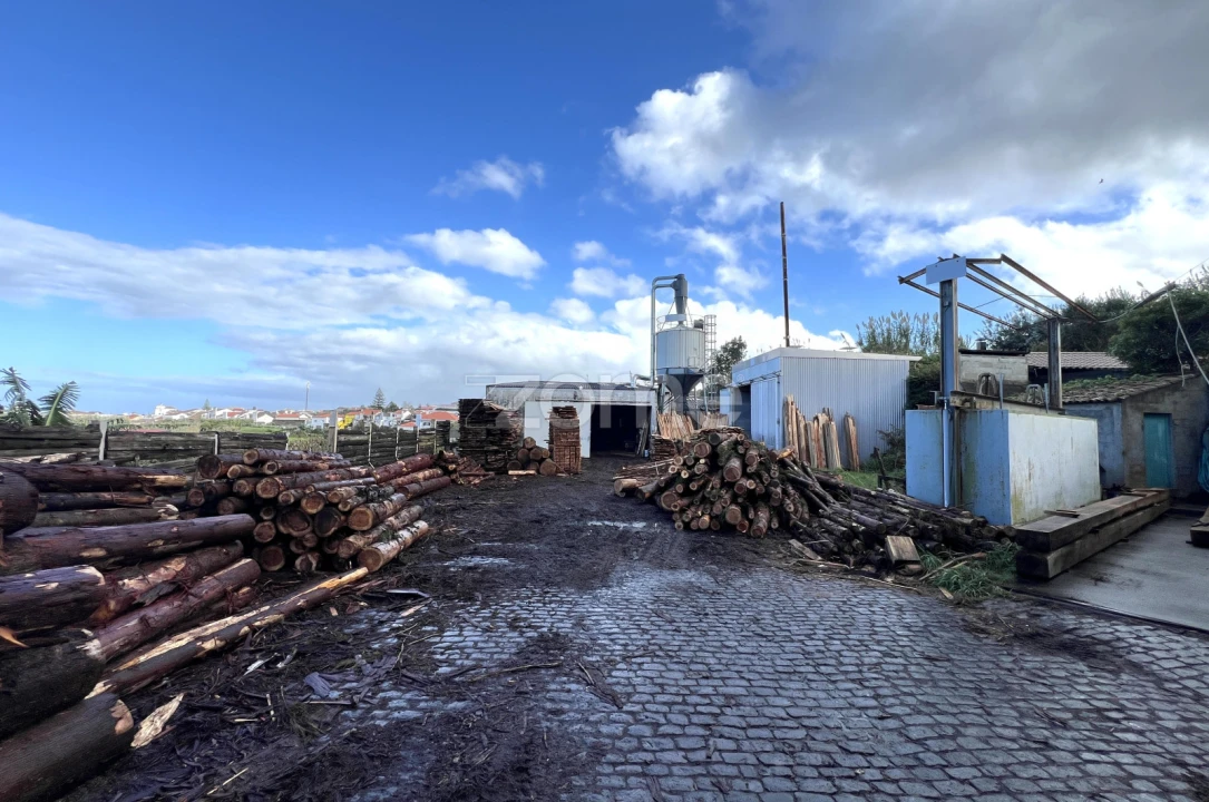 Moradia T4 para Venda em Rabo de Peixe Foto 24