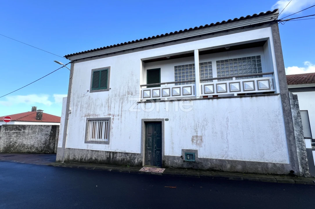 Moradia T4 para Venda em Rabo de Peixe Foto 1