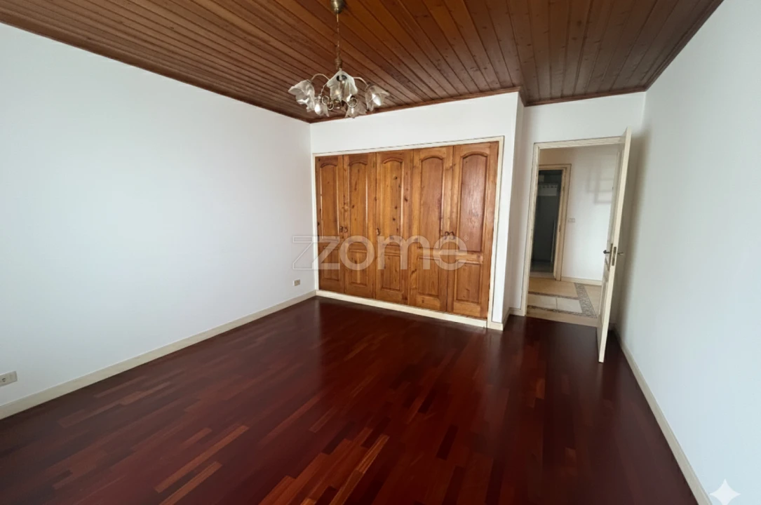 Moradia T4 para Venda em Rabo de Peixe Foto 9